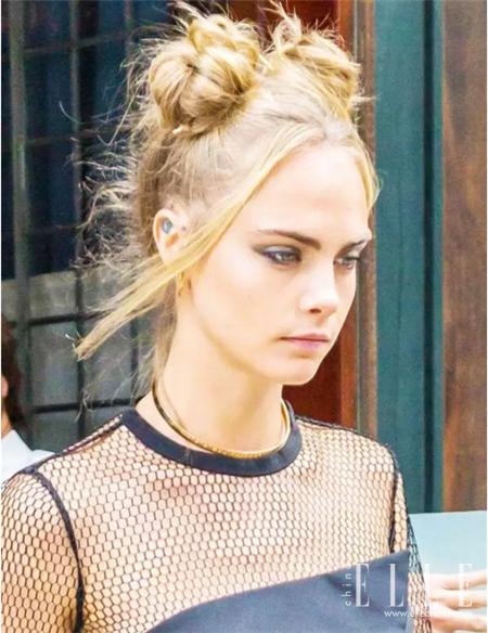 发量少慵懒丸子头减龄又时髦,时尚显高发型丸子头