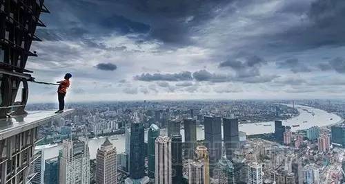 玻璃滑道断裂游客险坠落后续,景区玻璃栈道发生事故