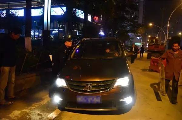 厦门元宵节灯会大街上,厦门街头的路灯