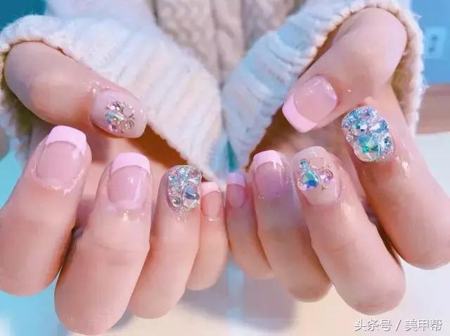 喜欢抠指甲是不是一种病,喜欢抠指甲皮会怎么样