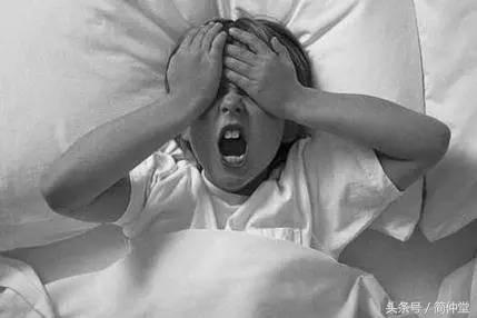 鬼压床到底是怎么回事啊,经常睡觉被鬼压床是怎么回事