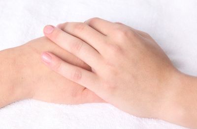 十岁小孩手脚脱皮是什么原因,手脚遇水脱皮是什么原因