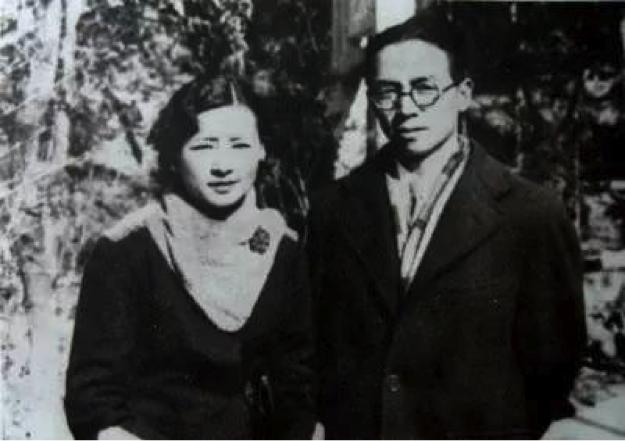 她把自己放得很低很低，把对丈夫和孩子的挚爱举得很高