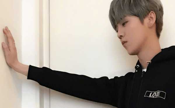 鹿晗钢铁直男的样子,别再说鹿晗是帅哥了