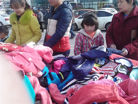 新手摆地摊卖童装一次进货进多少,农村集市上摆摊卖衣服能赚钱吗