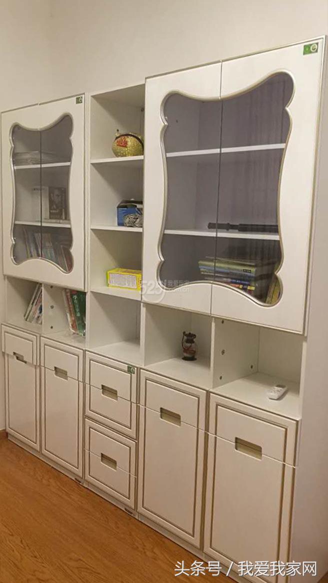 楼梯在正中,楼梯小横梁凸出墙体