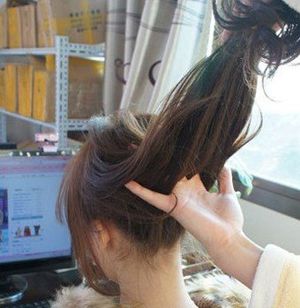 礼仪发型简单扎法花苞头,舞蹈花苞头的扎法教程