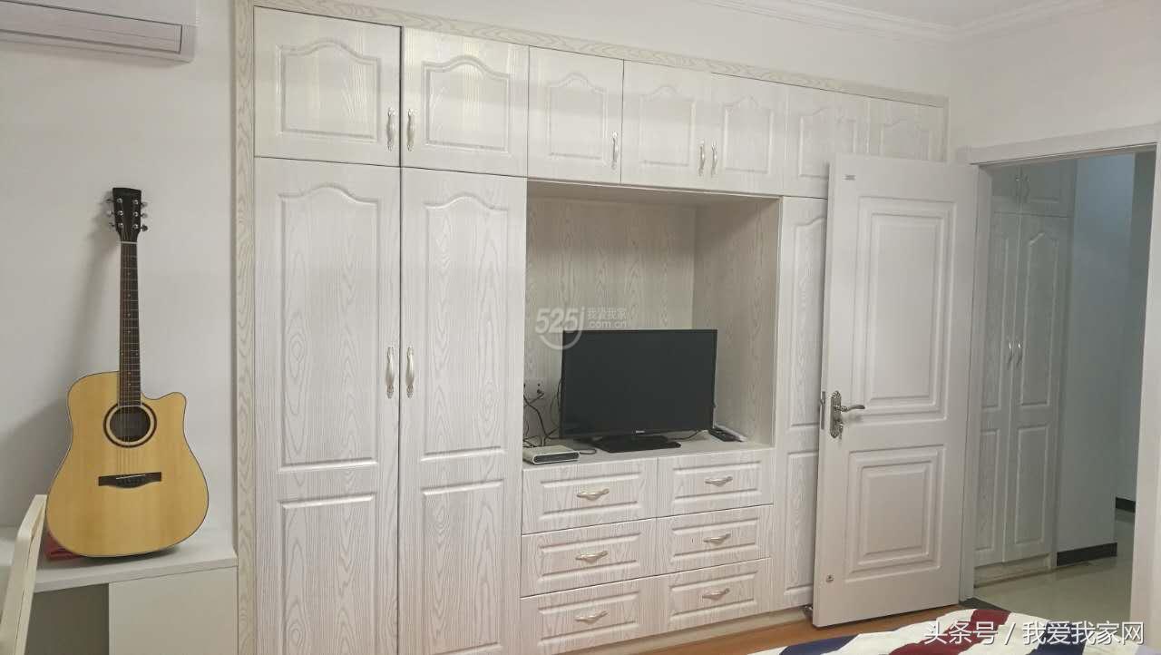 楼梯在正中,楼梯小横梁凸出墙体