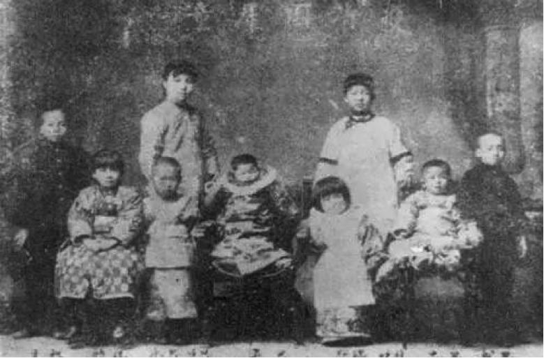 她把自己放得很低很低，把对丈夫和孩子的挚爱举得很高