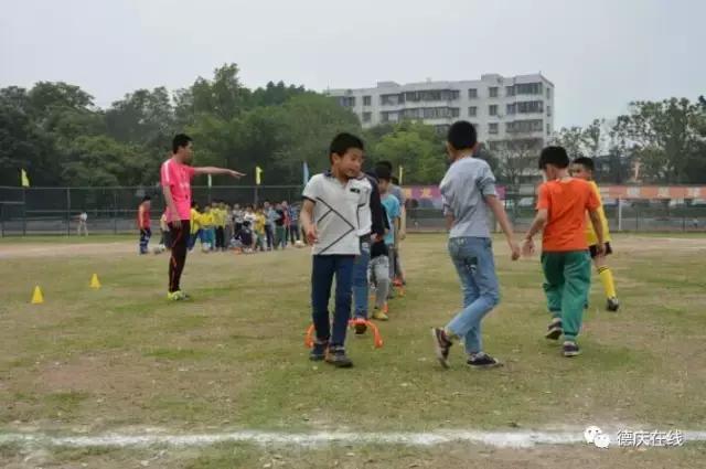 小孩学踢足球视频,小朋友学踢足球视频