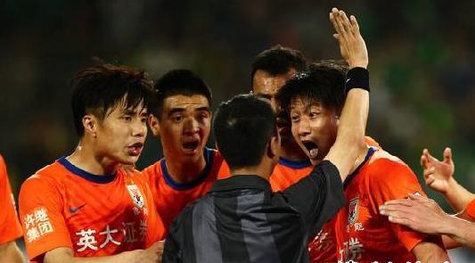 鲁能当心！战力帆主裁判京哨马力，曾激怒李金羽，屡次引鲁能不满