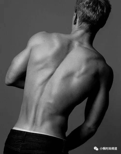 男士后背长痘痘的原因和解决方法,男性背部长满粉刺痘痘怎么解决