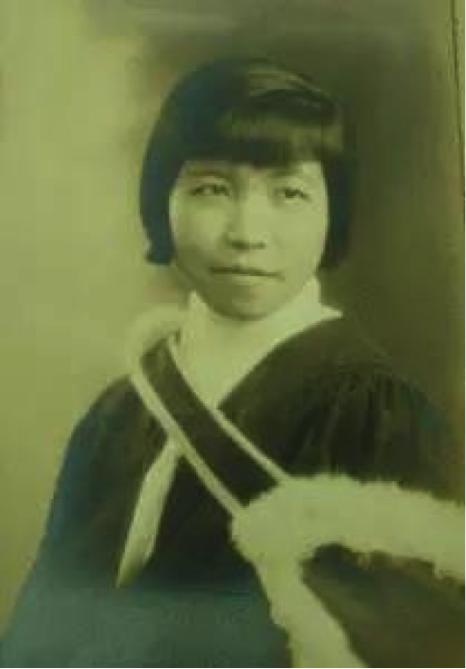 她把自己放得很低很低，把对丈夫和孩子的挚爱举得很高