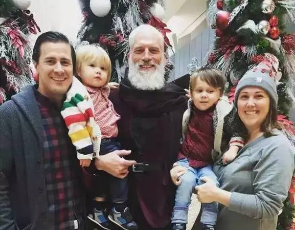 别跟老人比时髦，别不信，你老了可未必有他们会玩