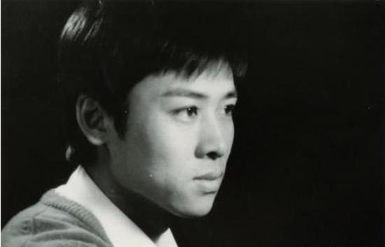 第一代岩男郎凭一剧爆红，出道30年零绯闻，和美妻恩爱25年