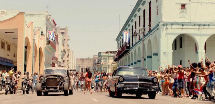 这不是特效，《速8》毁掉了400辆车包括三辆*博兰**基尼