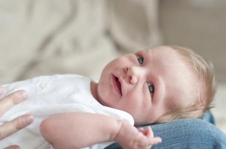 20天新生儿发烧咳嗽怎么办,新生儿咳嗽住院怎么治疗