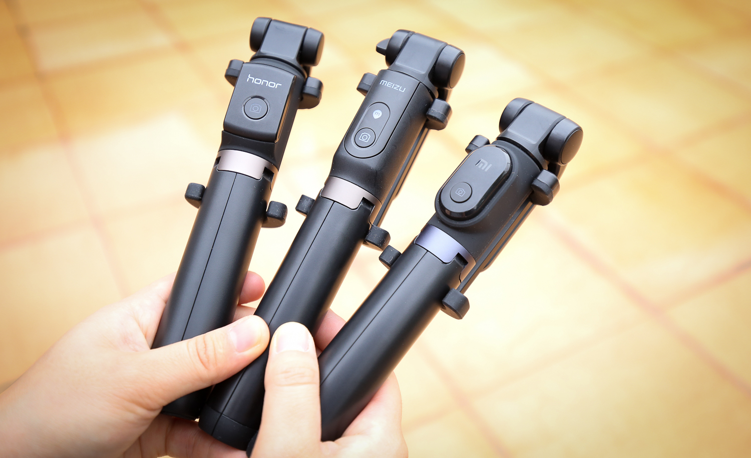 荣耀和小米手机哪个拍照更好,魅族蓝牙自拍杆评测
