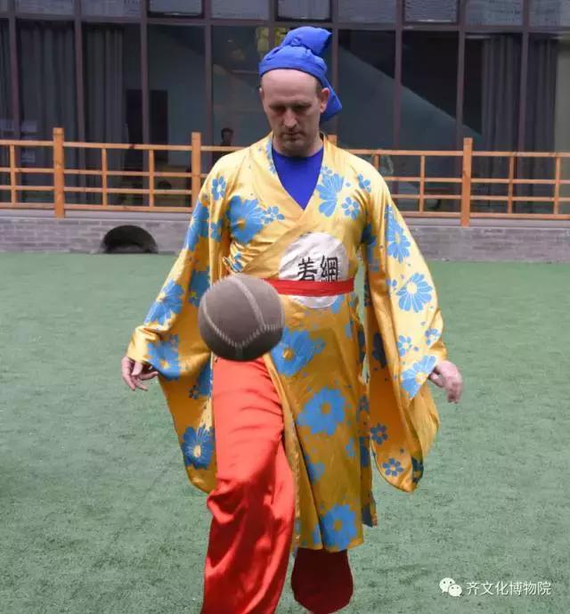 英国父子到山东临淄习练古代蹴鞠
