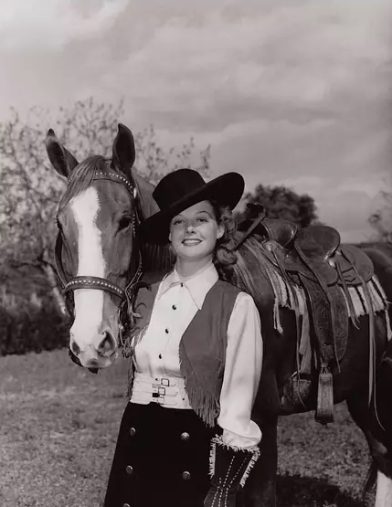 矮胖女孩丑照被人寄给选美赛，她竟因此赢得大奖踏上璀璨星途