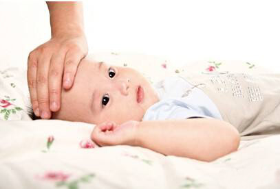 婴儿测肛体温全部过程,宝宝肛测温度标准