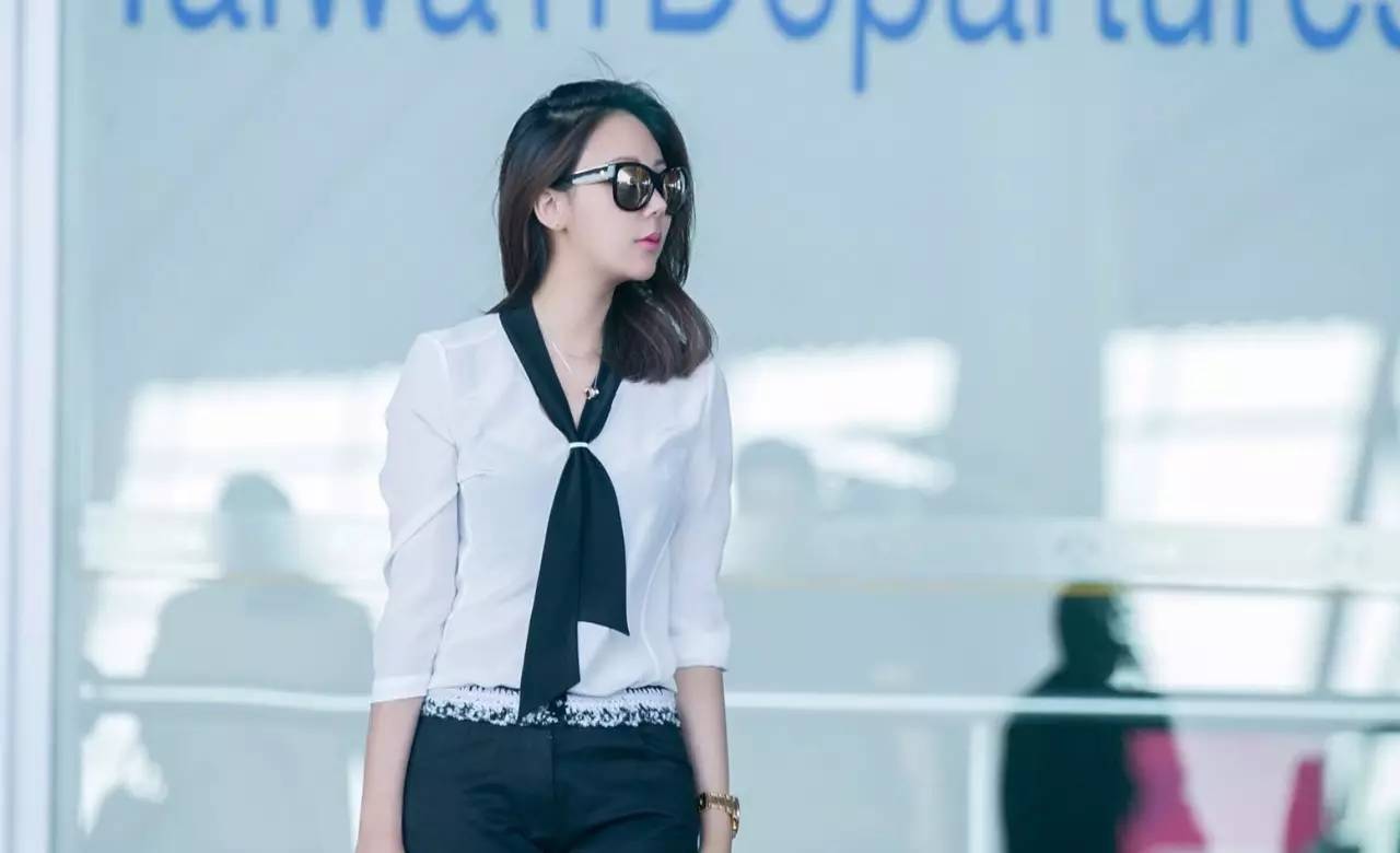 杨幂的机场秀终于更新了,杨幂又秀新穿搭