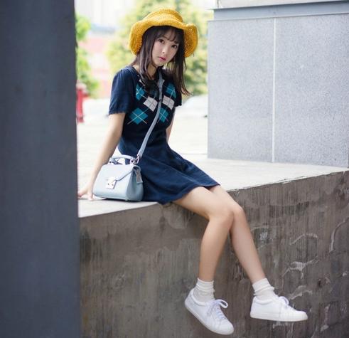 跑步后小腿变硬日本清纯美女展示跑步后的拉伸和按摩