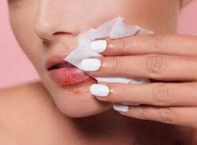 别让嘴唇纹暴露了你的年龄,淡化唇纹超级有效的方法