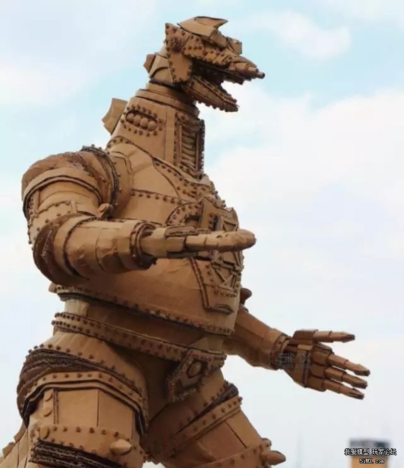 一个日本的萌妹子为了玩模型竟然在废纸堆做这种事情