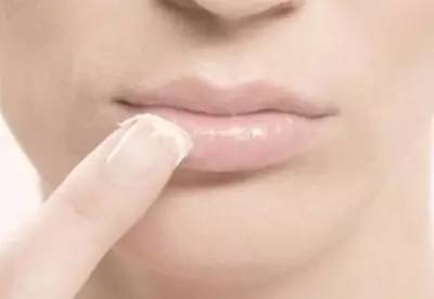唇纹深要如何改善正常的唇纹图片,别让唇纹和唇色出卖了你的年龄