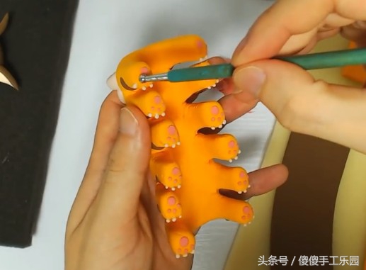 创意diy粘土制作,还记得宫崎骏动画里的(龙猫)猫巴士吗