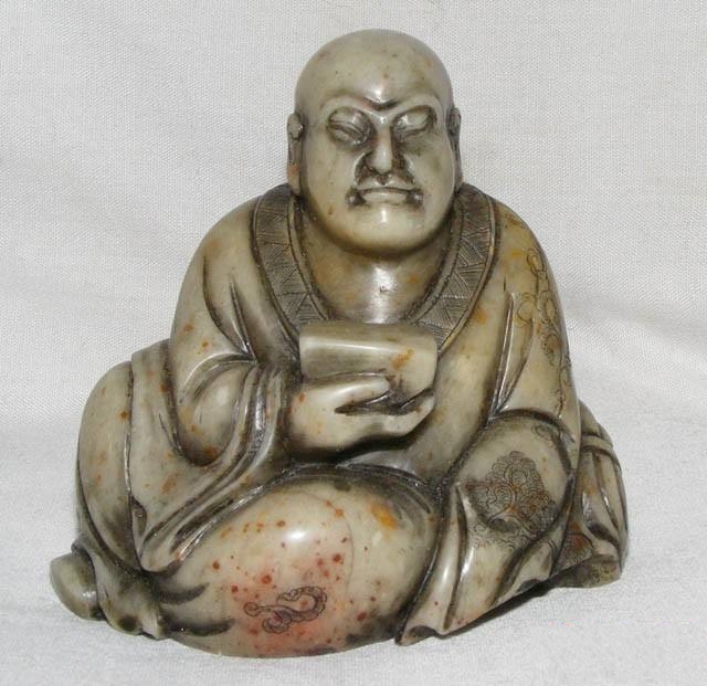 半目微睁，佛像的玉饰为何看似闭着眼睛？