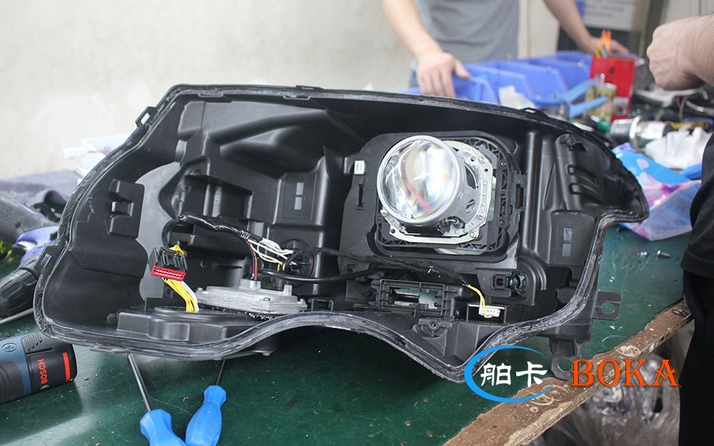 揽胜矩阵大灯改装欧司朗,路虎揽胜大灯改装价格