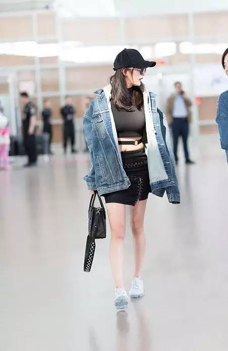 杨幂机场新造型,杨幂又秀新穿搭