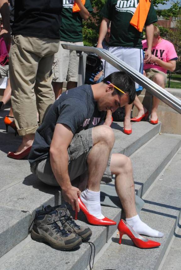 一群老外穿高跟鞋走台步,欧美壮汉穿高跟鞋街头