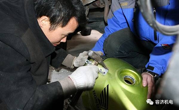 摩托车油箱摔凹了自己怎么修复,摩托车油箱被撞凹陷怎样修复