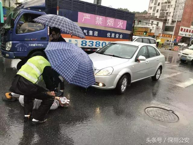 突降暴雨交警蜀黍都在忙些啥,天降暴雨交警视频