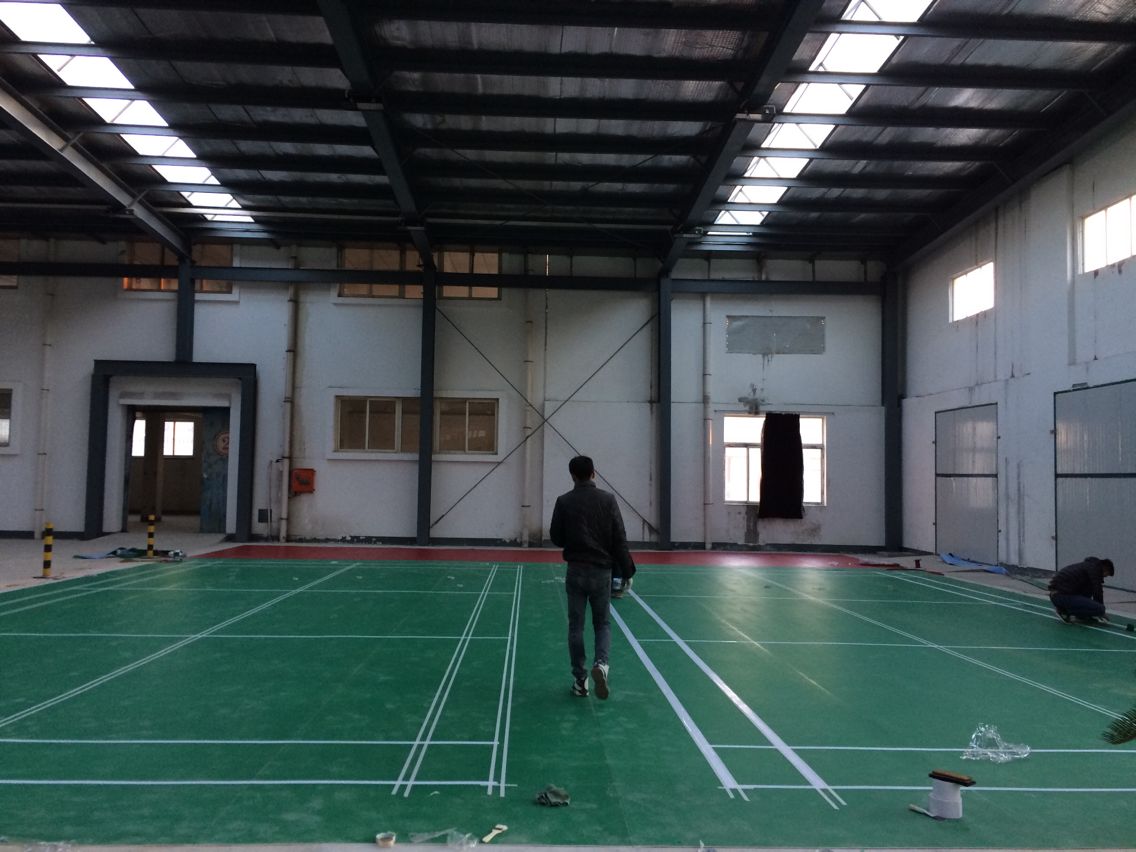 羽毛球塑胶地板施工视频,羽毛球场馆塑胶地板一平米多少钱