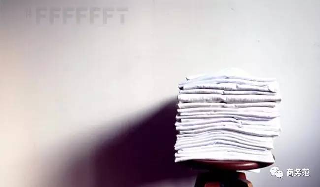 这家店只卖白T恤，一周开半天，门口总排起长队