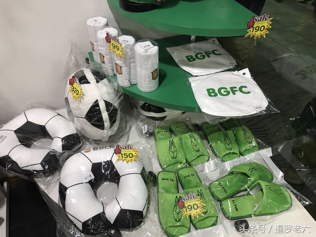 来看看泰国服饰,泰超曼谷玻璃队球迷