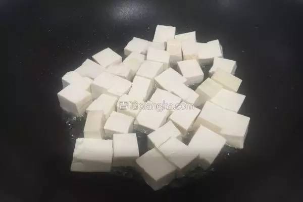 豆腐的这种做法太下饭了，咬一口会爆汁，孩子把盘子都舔干净