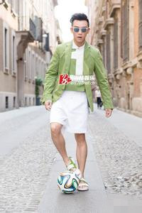 吴昕看马德里竞技比赛,吴昕巴黎街拍图片