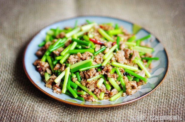 从“蒜你狠”到“蒜你玩”，蒜苔价格大跳水，丰收季成伤心季