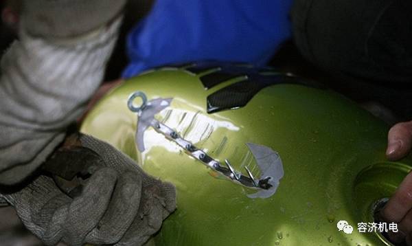 摩托车油箱凹陷怎么恢复视频,摩托油箱撞凹了怎么修复