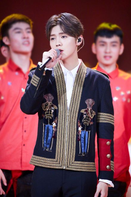 鹿晗“激扬青*梦春**”五四优秀青年,玩会身穿王子装帅气献唱