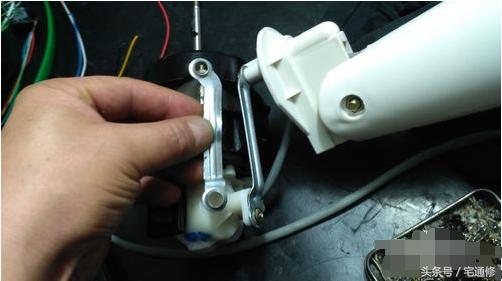 小台扇通电不转怎么办,台扇通电后不能转动的维修