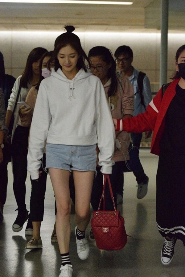 有一种球袜，穿上不是去踢球而是去露腿，杨幂江疏影都这么干！