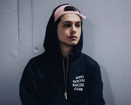 5分钟赚100万美金的潮流单位，幕后主脑竟然是一个不受欢迎的怪人？