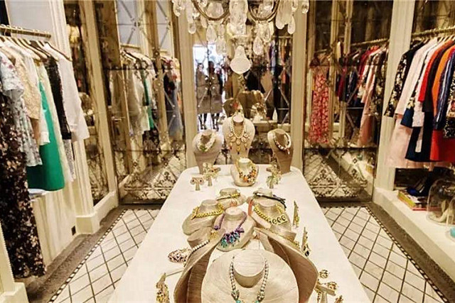 巴黎打折村的购物攻略,巴黎三街有什么好玩的地方