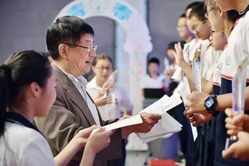 不忘初心跟党走砥砺前行创辉煌,不忘初心跟党走砥砺前行共繁荣